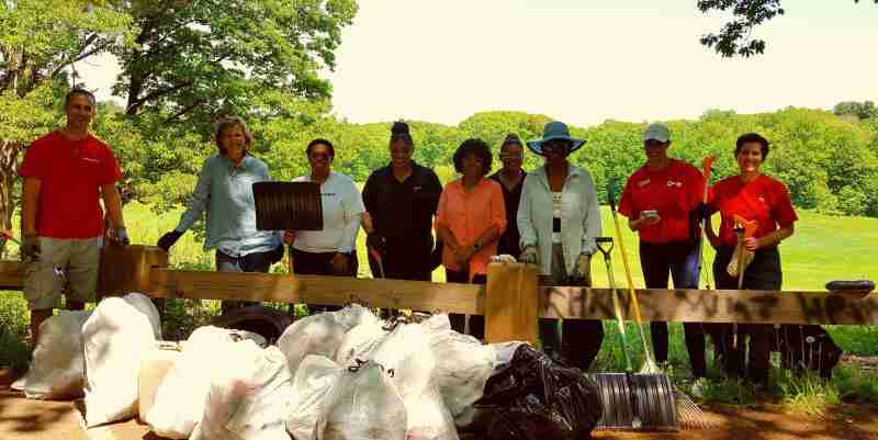 Tips for an Eco-Friendly Garage Sale to Reduce Waste and Maximize Sustainability coordinating with neighbors